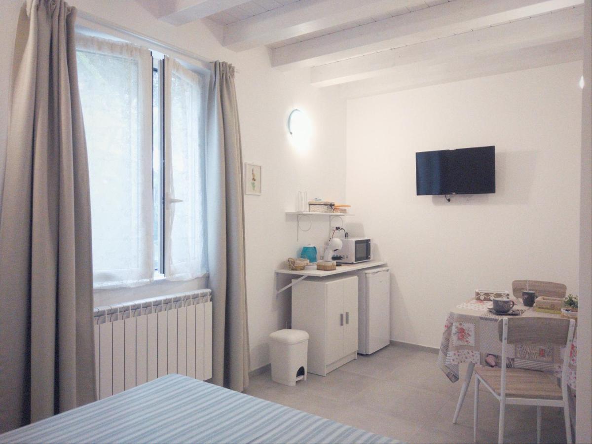 B&B Il Lupo E La Quercia Кастелнуово Магра Екстериор снимка